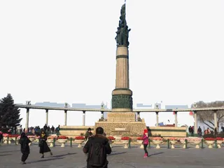 正面全景拍摄防洪纪念塔免抠