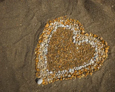 沙滩上的爱心免抠