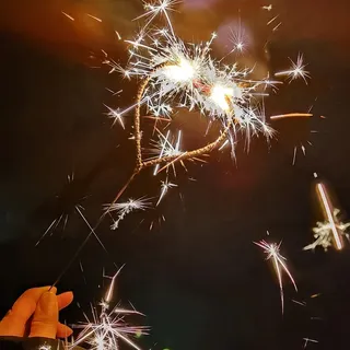 火光四射的烟花高清