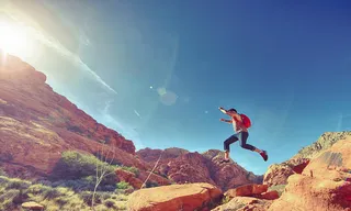 简约激情登山海报背景图高清