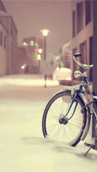 夜晚雪地自行车H5背景高清