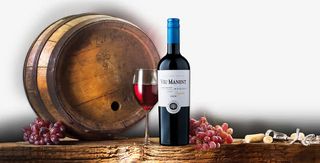 田园风格木桌葡萄酒瓶子和橡木桶免抠