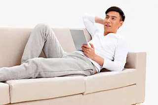 躺着看电脑的男人免抠