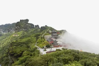 佛光里的梵净山免抠