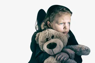 外国小女孩孤单抱着玩具免抠