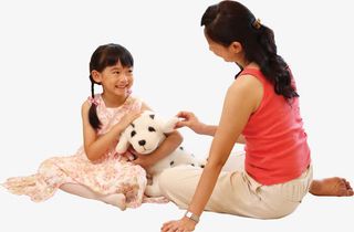 温馨玩耍母女人物斑点狗动物玩具免抠