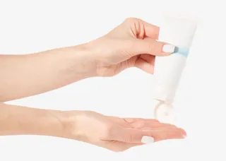 女士用手涂着防晒霜实物免抠