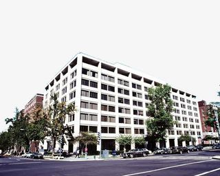 仰视学校教学楼建筑免抠