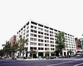 仰视学校教学楼建筑免抠