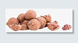 砸开的坚果手剥山核桃免抠