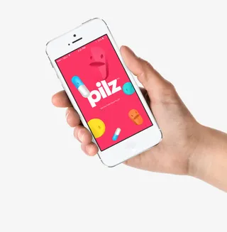 手拿苹果手机在网购画面免抠