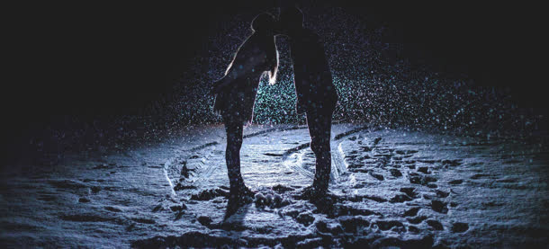 站在水中新吻的情侣免抠