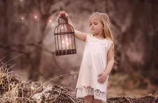 拿鸟笼的小孩海报背景