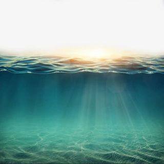 穿透海面的阳光免抠