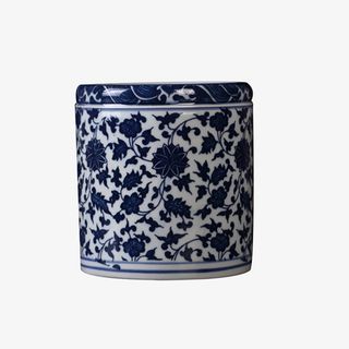 青花瓷毛笔笔筒文房四宝免抠