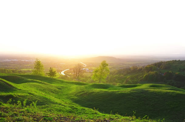 绿色凹凸草地夕阳免抠