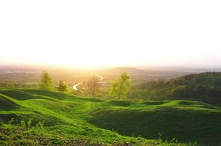 绿色凹凸草地夕阳免抠