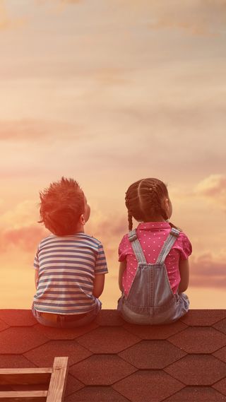 屋顶小孩背影H5背景素材高清