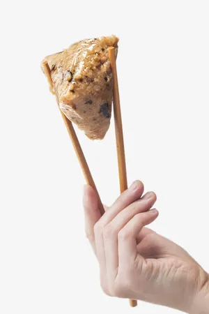 用筷子夹着的粽子免抠