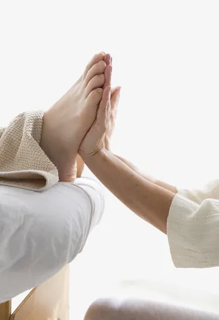 清新服务业放松减压按摩扶着脚的免抠