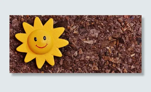 摄影沙地上的太阳微笑娃娃高清