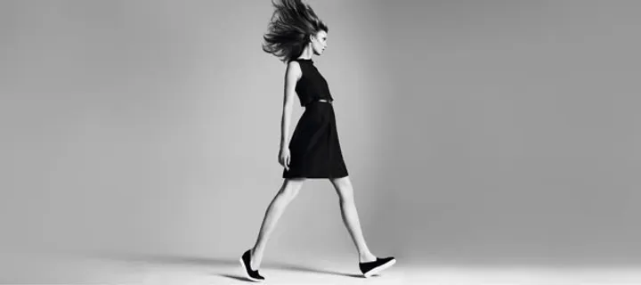 头发飘逸行走的美女免抠