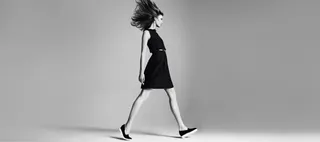 头发飘逸行走的美女免抠