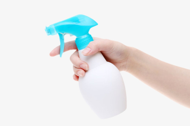 手拿着白色瓶装喷雾清洁用品实物免抠