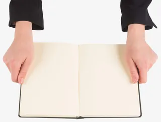 双手拿书特写图案免抠