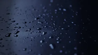 黑色皮革上的水滴海报背景