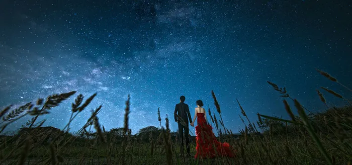 星空下的情侣背景图高清