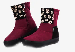 高清摄影红色的冬季商品雪地靴免抠