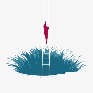 一个从坑洞里面被救援上来的人免抠