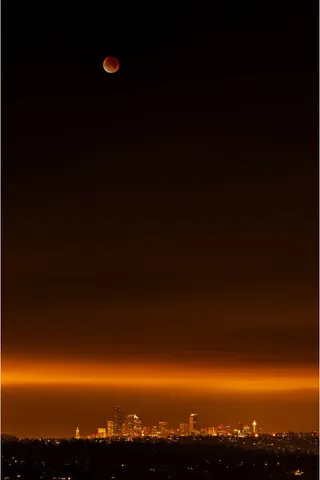 夜空下的红色月亮海报背景