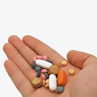 手吃药创意图免抠