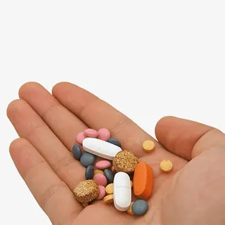 手吃药创意图免抠