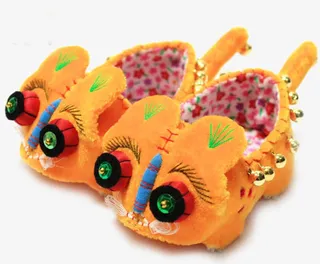 带铃铛的老虎鞋子免抠