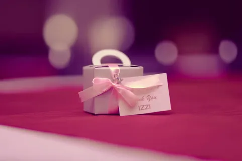 粉色梦幻光效白礼盒免抠