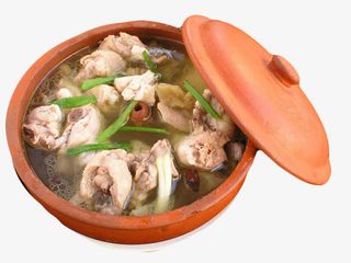 红色盖子盖在红色砂锅里鲜嫩美味免抠