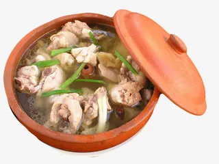 红色盖子盖在红色砂锅里鲜嫩美味免抠