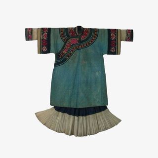 彝族女士民族服装展示PNG免抠