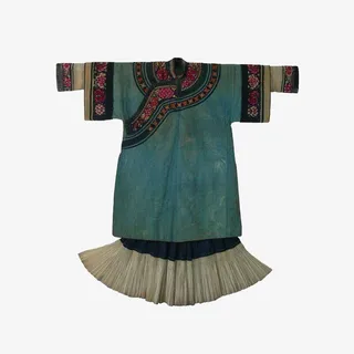 彝族女士民族服装展示PNG免抠