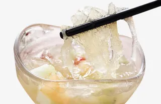 筷子夹起的燕窝免抠