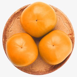 一盘新鲜的脆柿子硬柿子实物免抠免抠