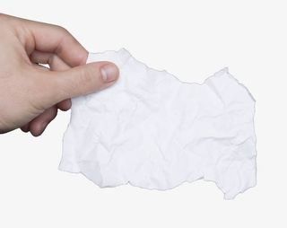 手拿碎纸片免抠