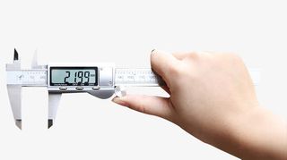 手拿卡尺素材免抠