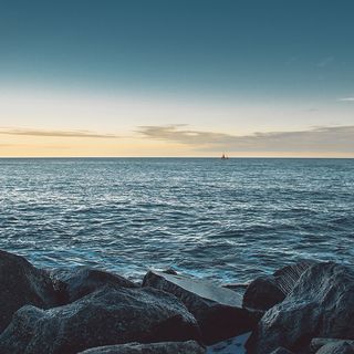 蓝天海水岩石背景高清