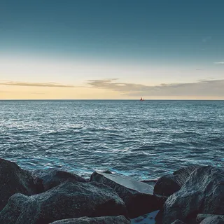 蓝天海水岩石背景高清