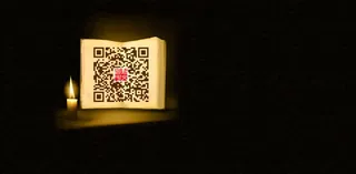 二维码黑色背景蜡烛烛光