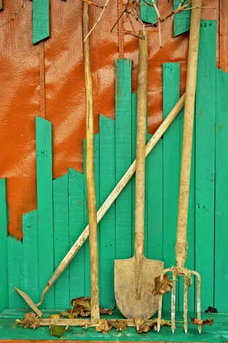 靠着墙壁的工具免抠